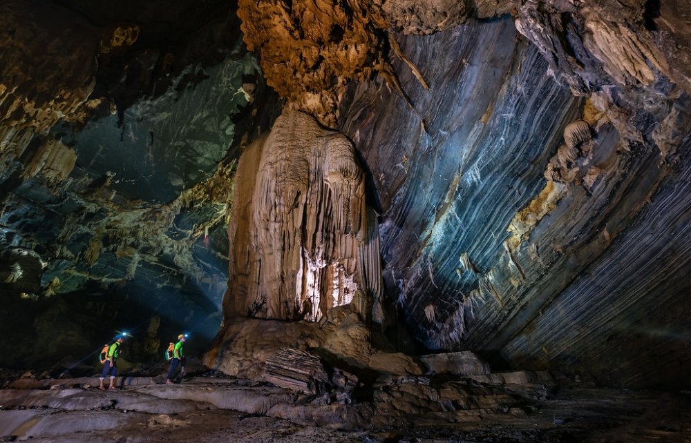 Largest dry cave of Tu Lan